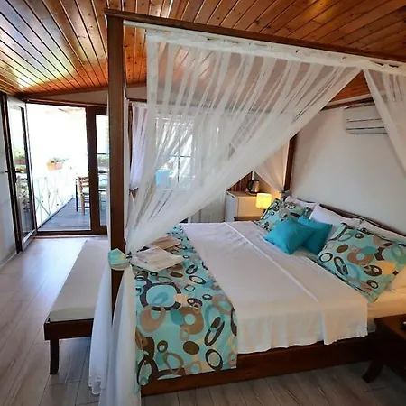 Aphrodite Hotel *