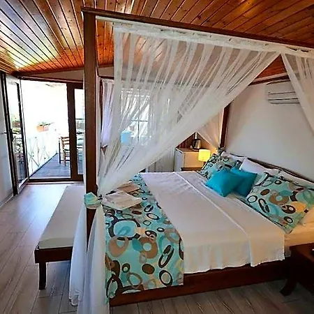 Aphrodite Hotel *